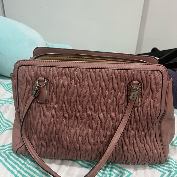 Cartera pink coach un poco sucia por dentro pero en buen estado - Picture 1 of 6